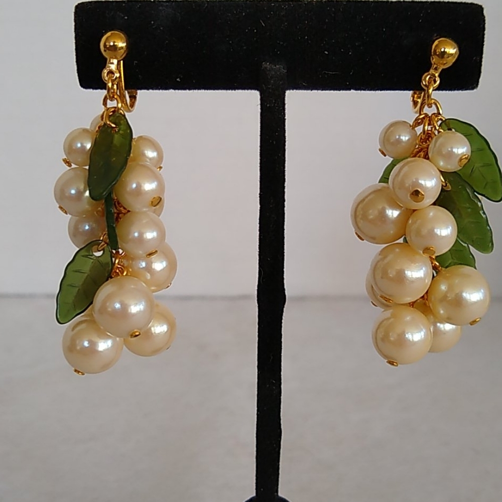 Vintage Avon Pearlesque Dangle Clip On Earrings